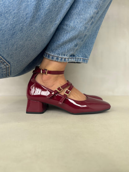 14314 – Mary Jane Burdeos de Charol con Doble Correa y Tacón Bajo