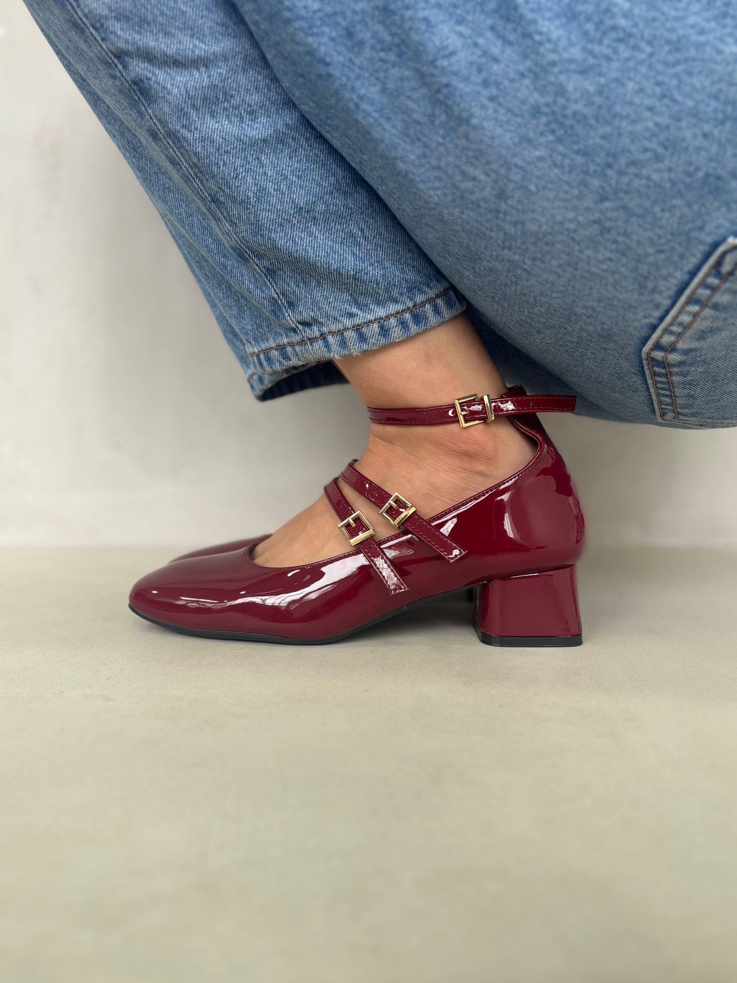 14314 – Mary Jane Burdeos de Charol con Doble Correa y Tacón Bajo