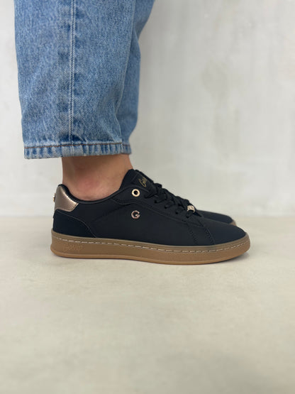 14318 – Zapatillas negras con detalle dorado para dama