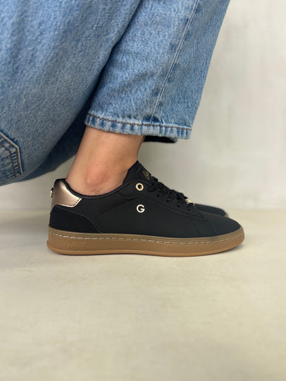 14318 – Zapatillas negras con detalle dorado para dama