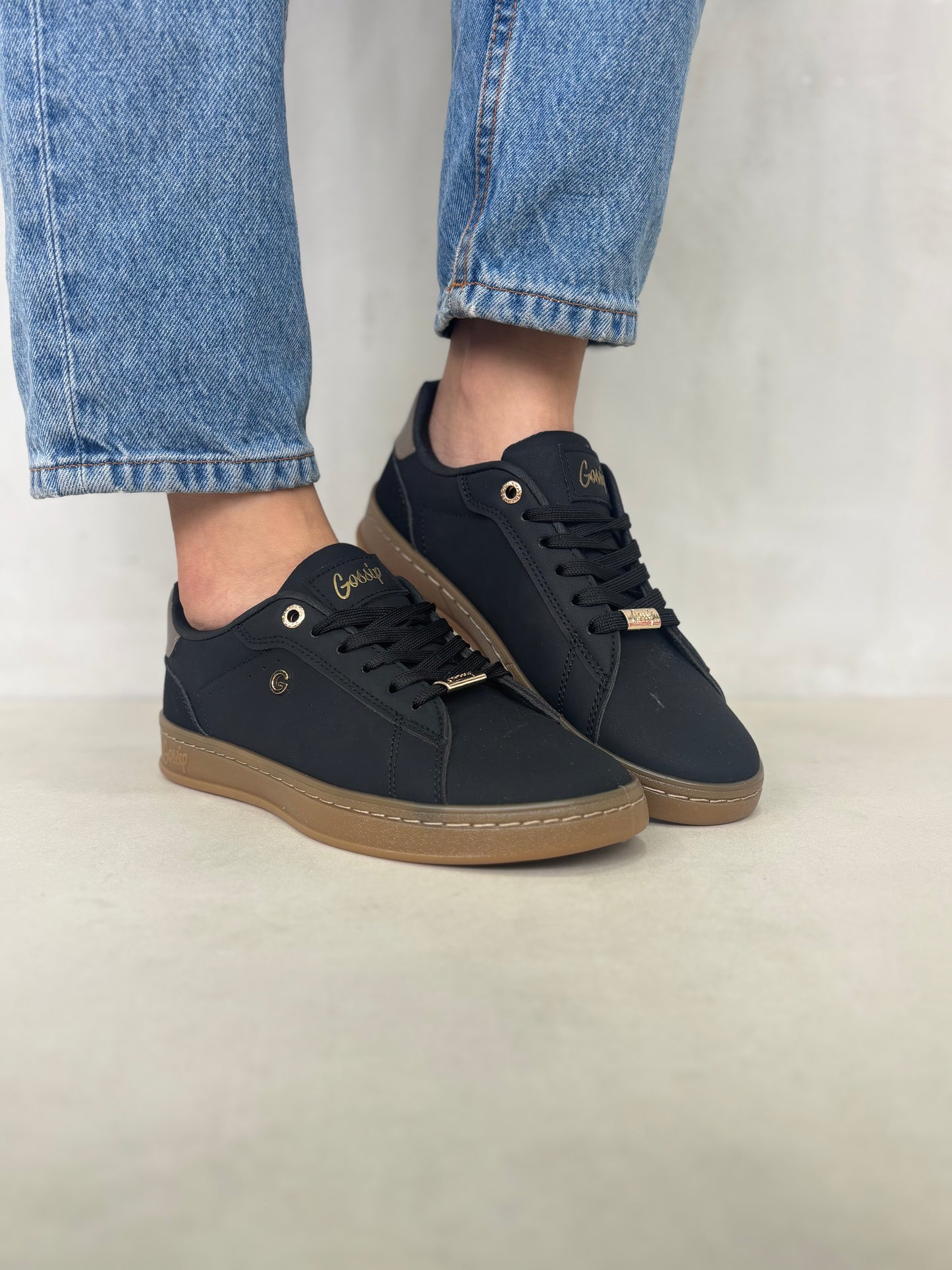 14318 – Zapatillas negras con detalle dorado para dama