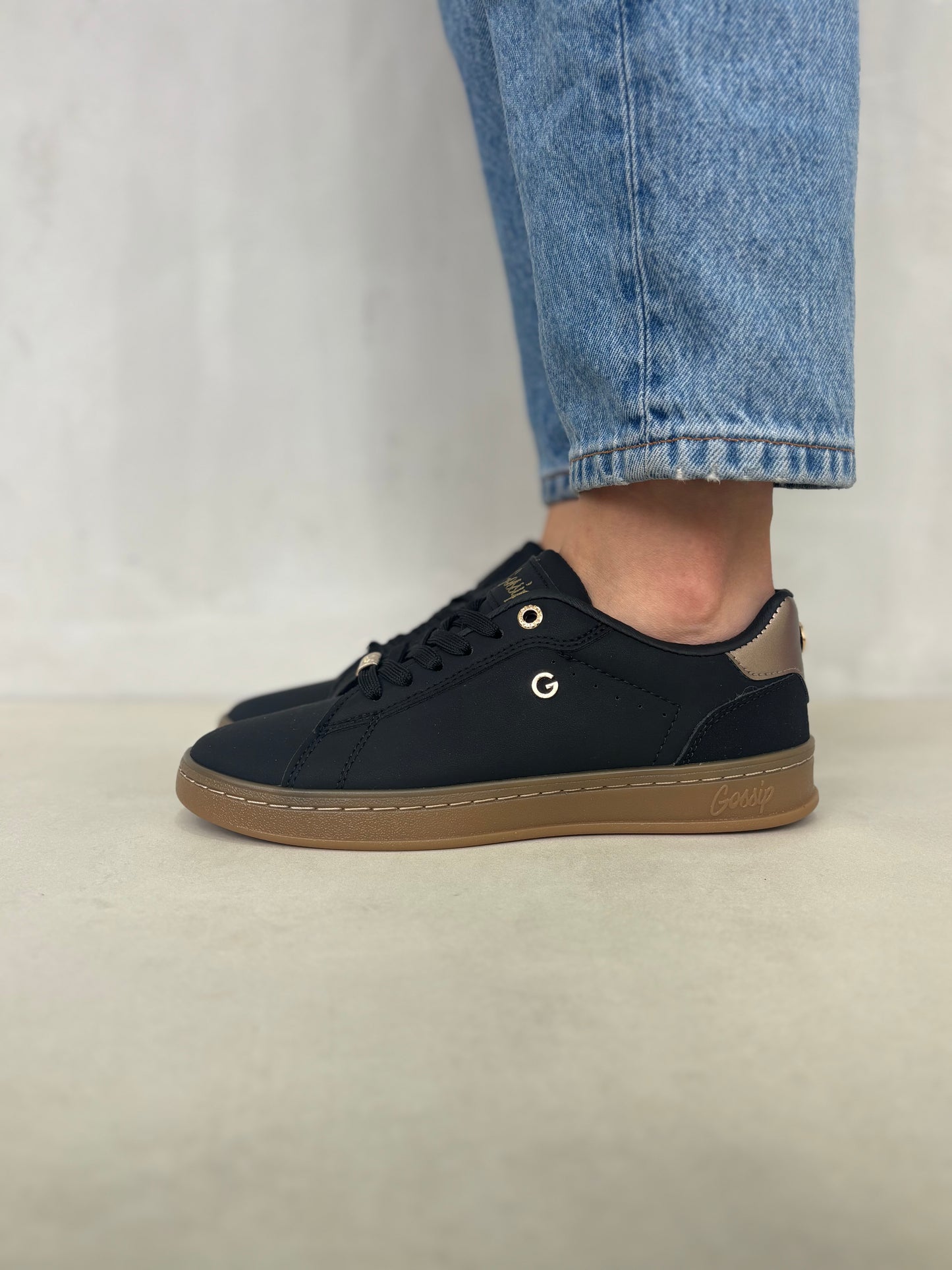 14318 – Zapatillas negras con detalle dorado para dama