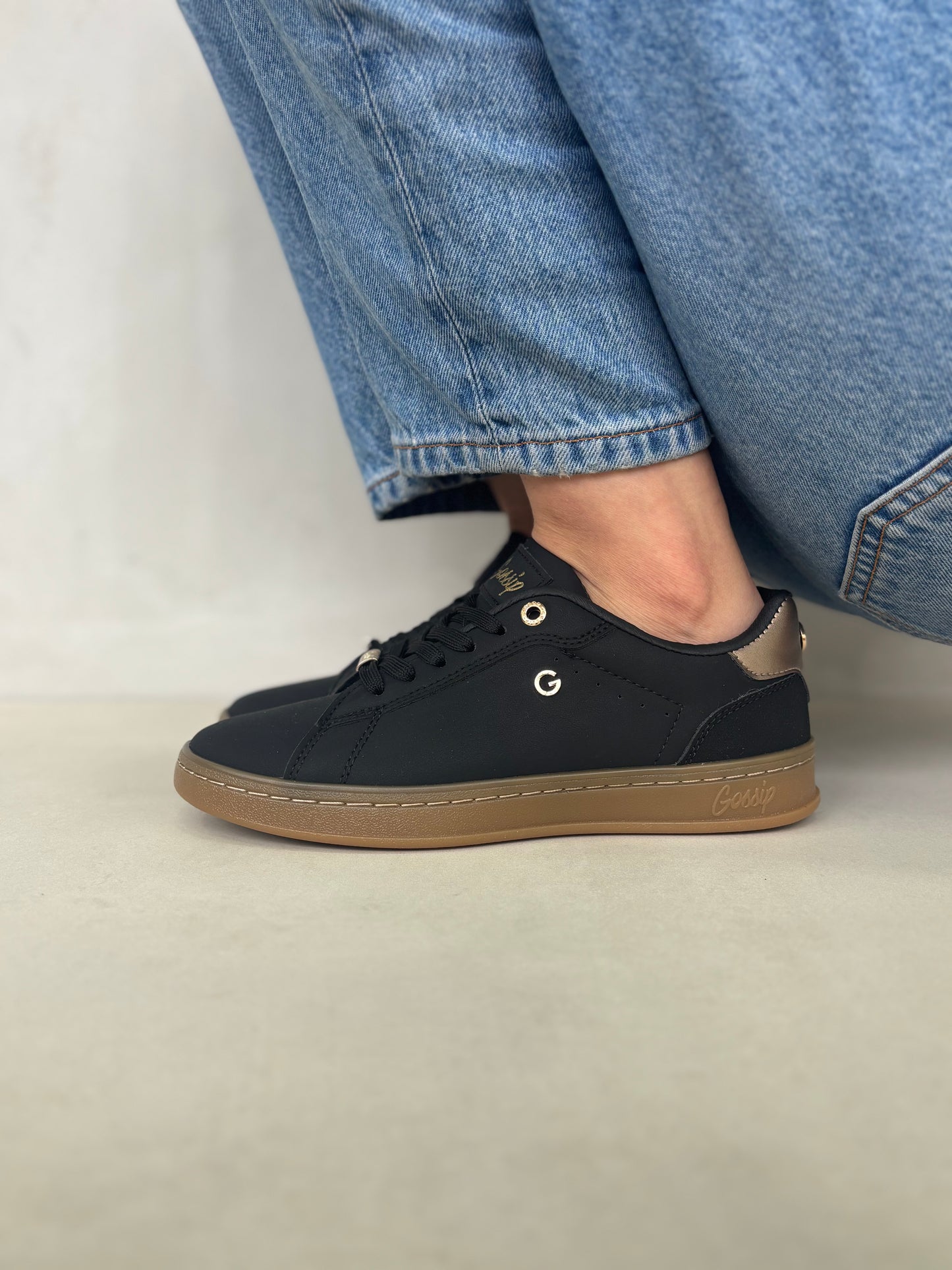 14318 – Zapatillas negras con detalle dorado para dama