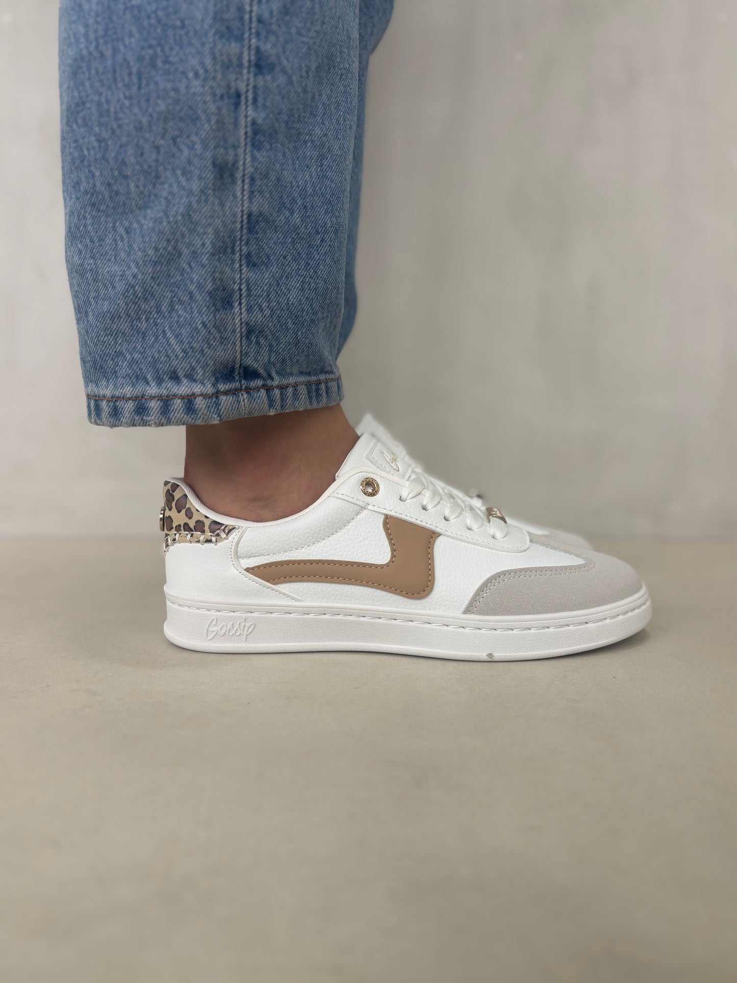 14317 – Zapatillas blancas con detalle beige y estampado animal print para dama