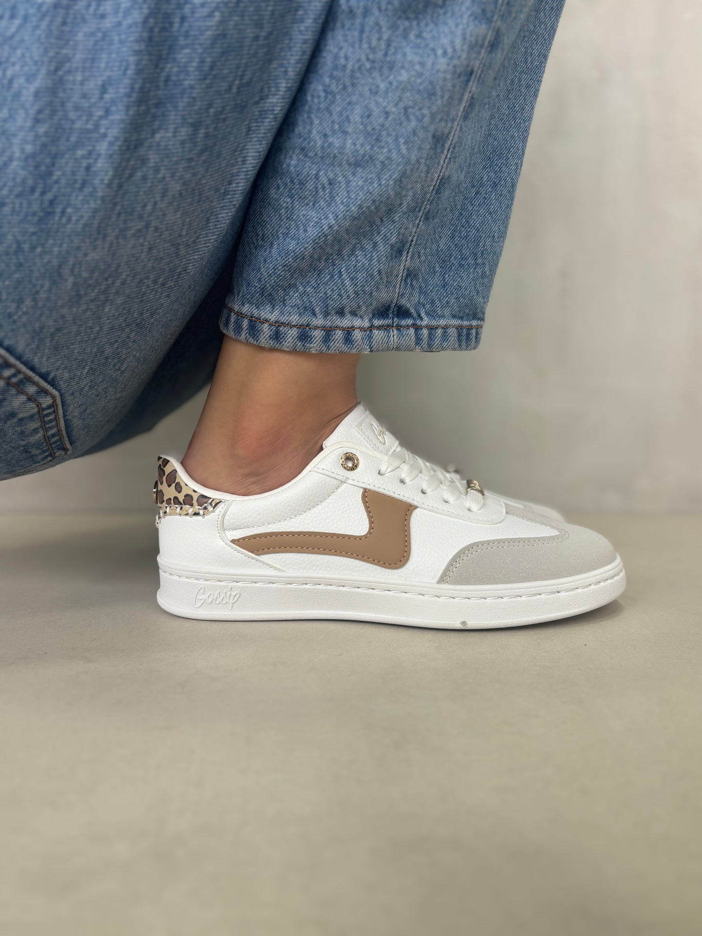 14317 – Zapatillas blancas con detalle beige y estampado animal print para dama