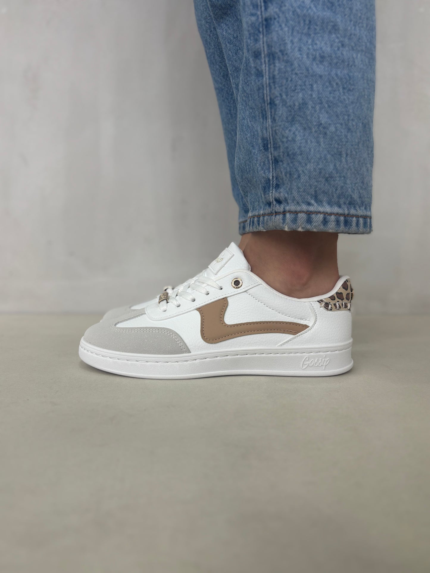 14317 – Zapatillas blancas con detalle beige y estampado animal print para dama