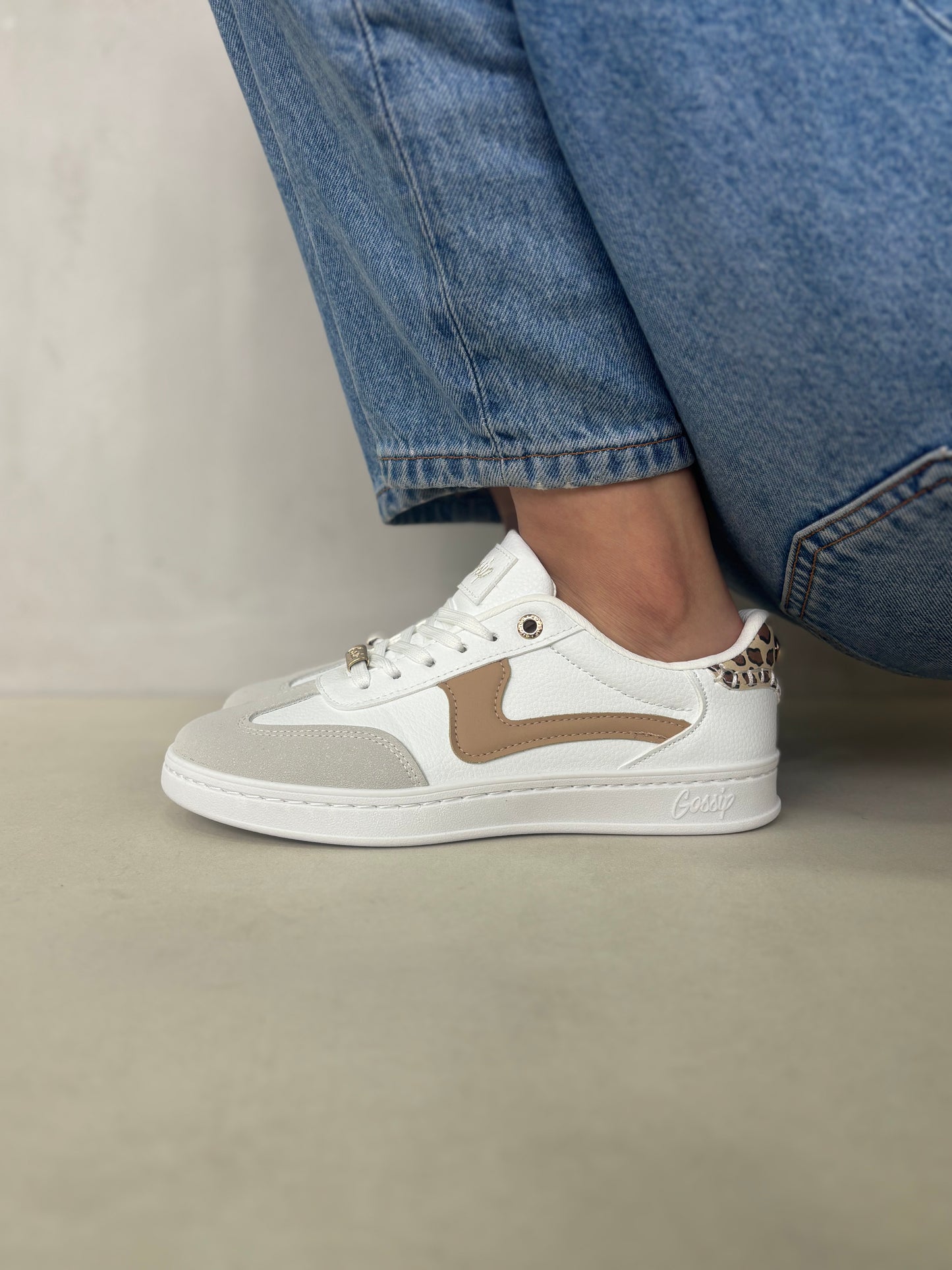 14317 – Zapatillas blancas con detalle beige y estampado animal print para dama