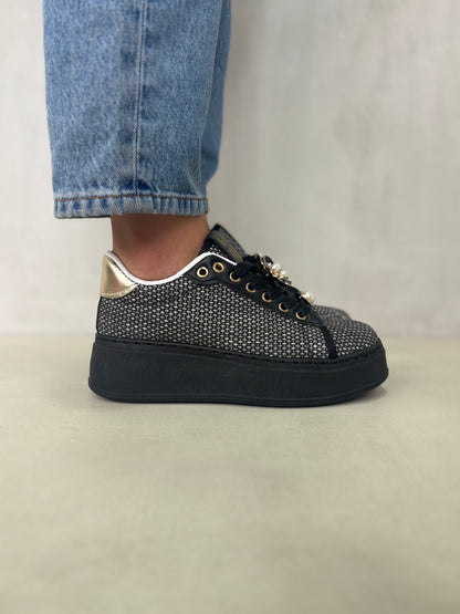 14438 – Zapatillas Negras con Plataforma y Detalles Dorados