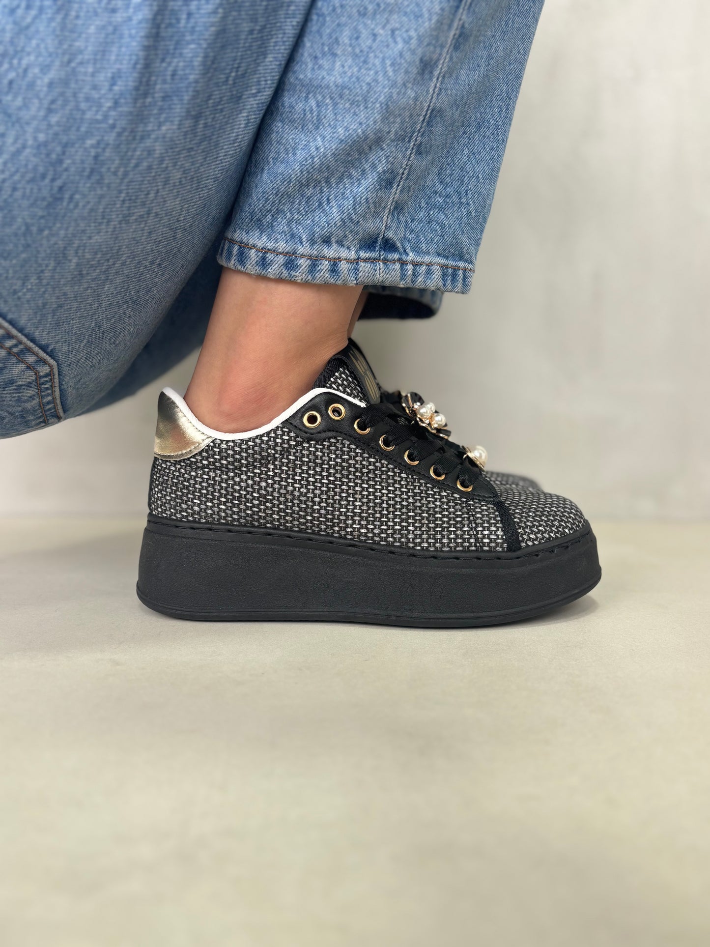 14438 – Zapatillas Negras con Plataforma y Detalles Dorados