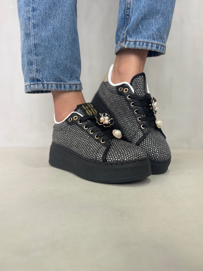 14438 – Zapatillas Negras con Plataforma y Detalles Dorados