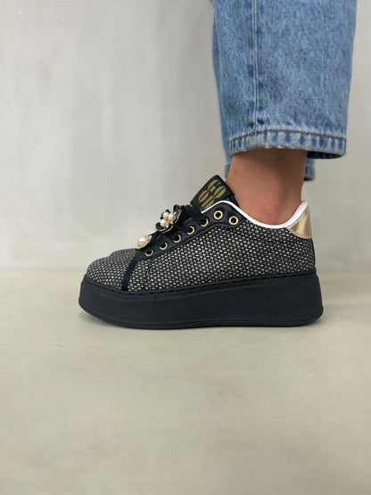 14438 – Zapatillas Negras con Plataforma y Detalles Dorados