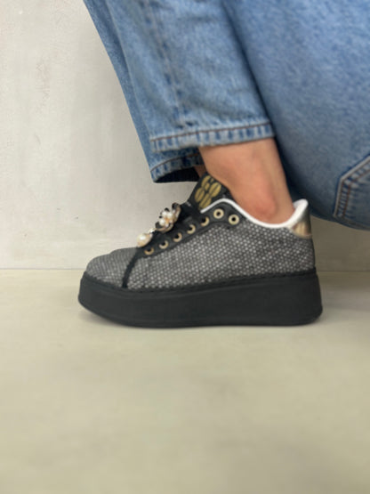 14438 – Zapatillas Negras con Plataforma y Detalles Dorados