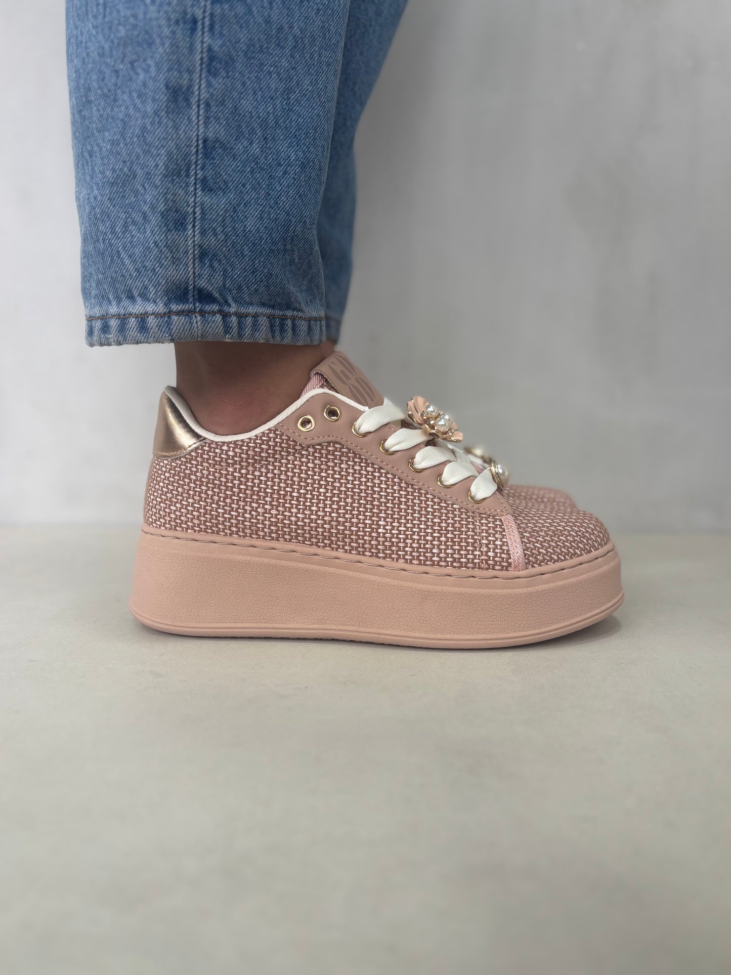 14439 – Zapatillas Rosadas con Plataforma y Detalles de Perlas