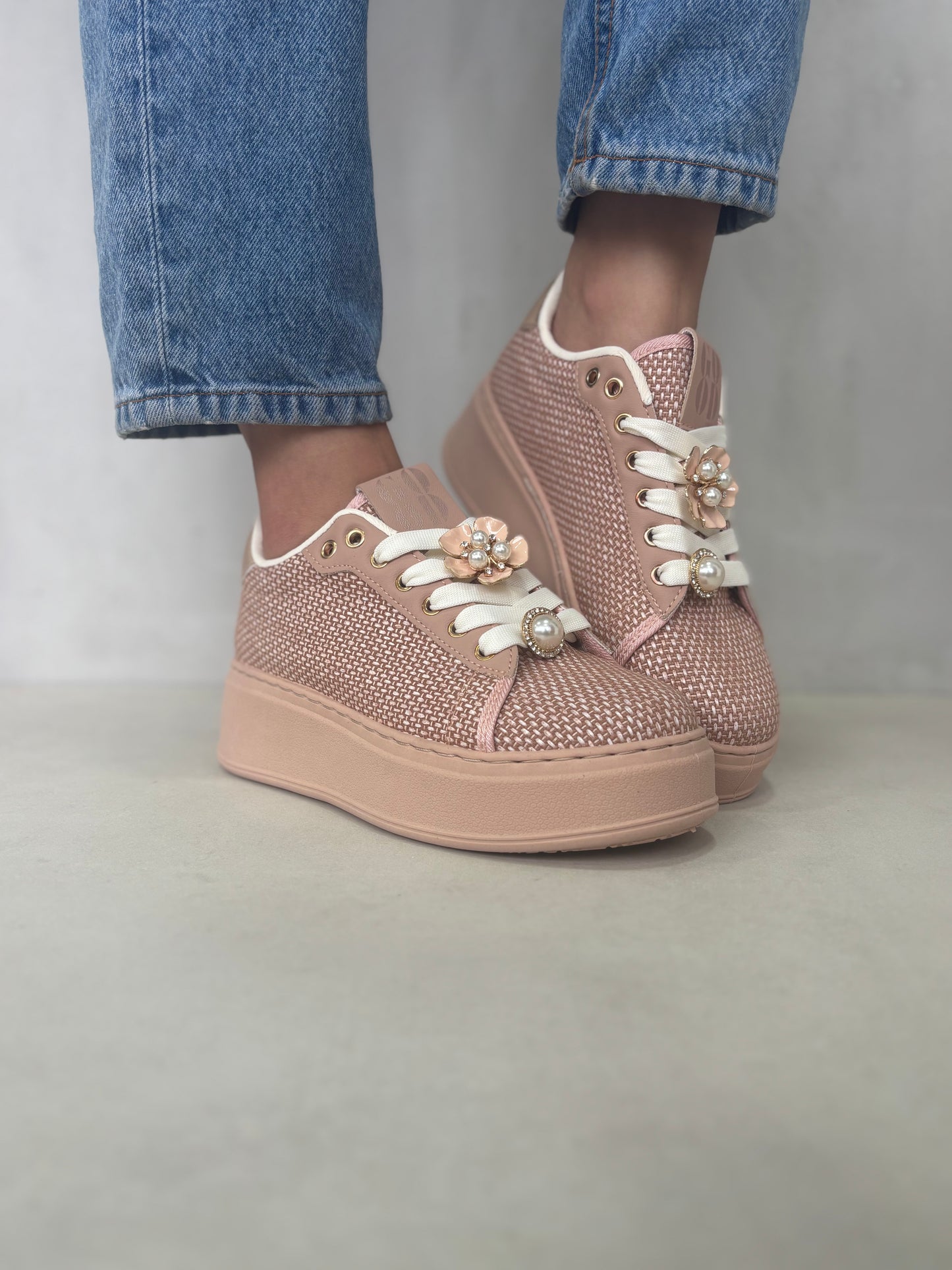 14439 – Zapatillas Rosadas con Plataforma y Detalles de Perlas