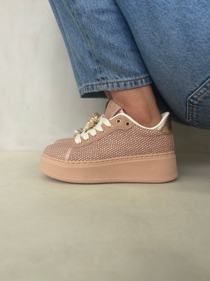 14439 – Zapatillas Rosadas con Plataforma y Detalles de Perlas