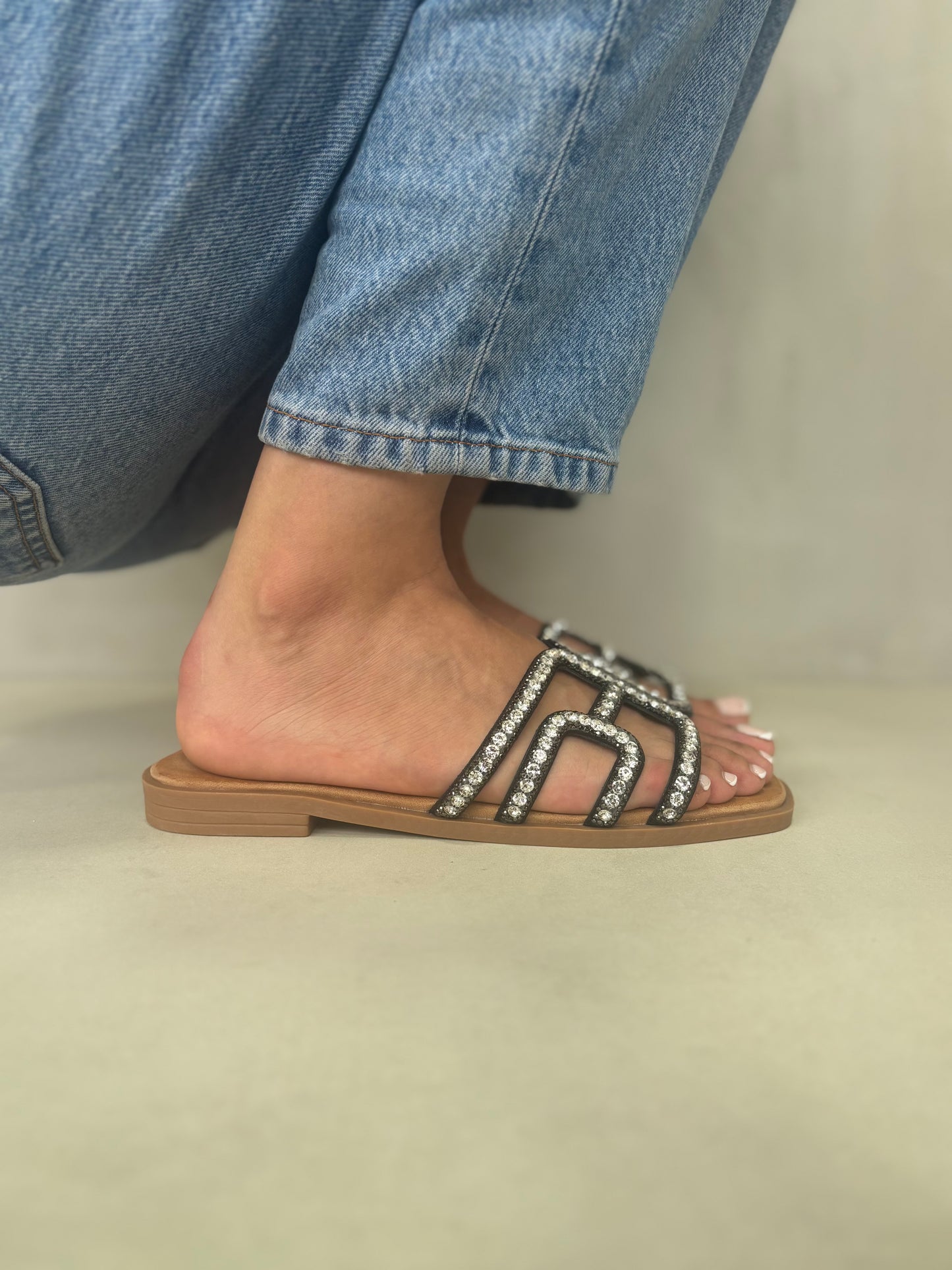 14496 – Sandalias Negras con Brillantes y Diseño Geométrico