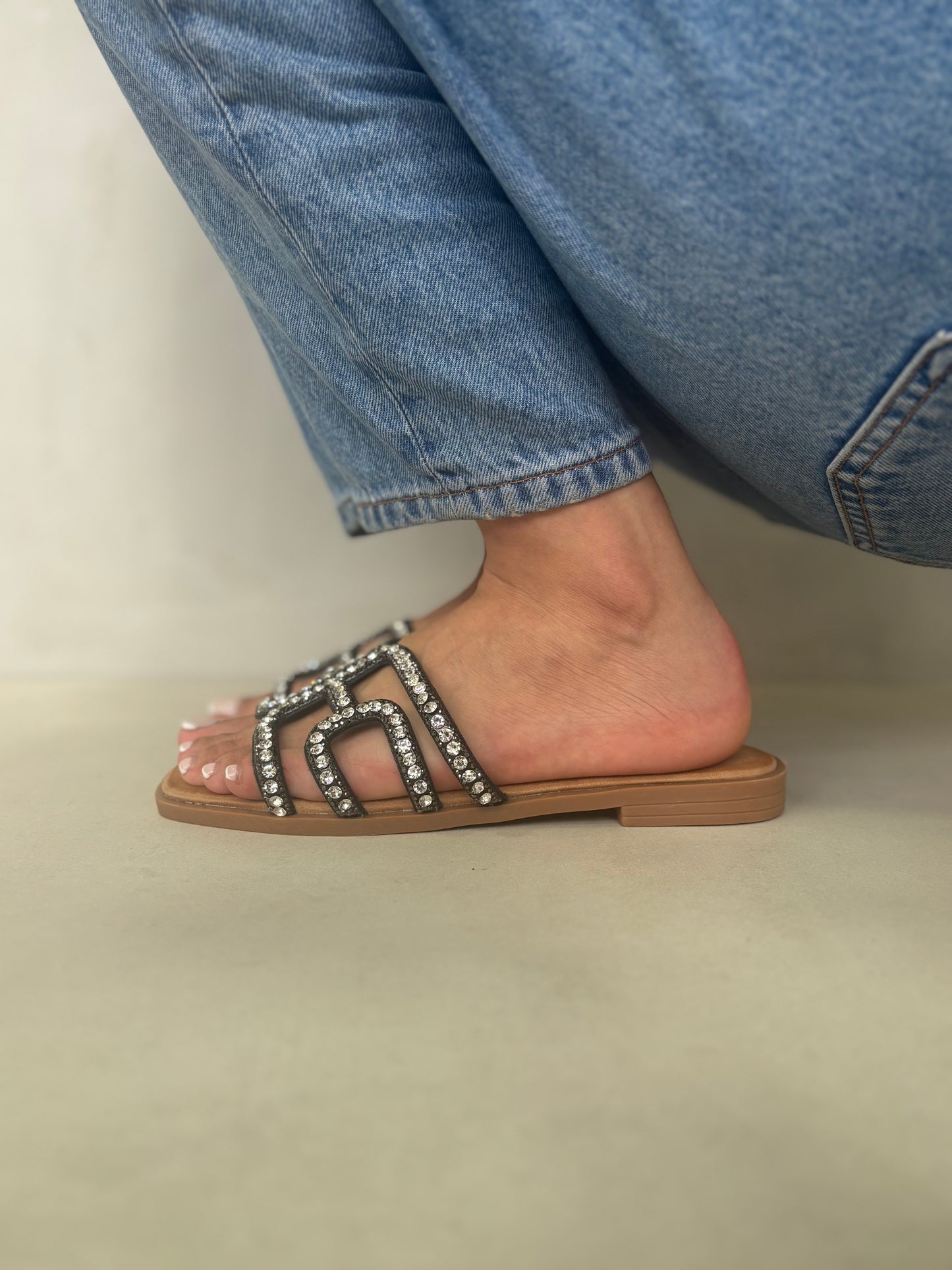 14496 – Sandalias Negras con Brillantes y Diseño Geométrico