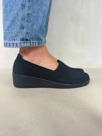 14081 – Zapatos Slip-On Negros Tejidos con Plataforma Ergonómica