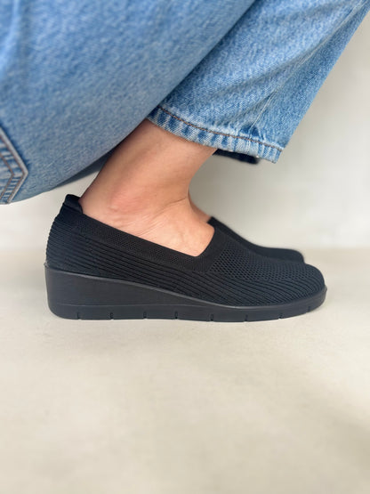 14081 – Zapatos Slip-On Negros Tejidos con Plataforma Ergonómica