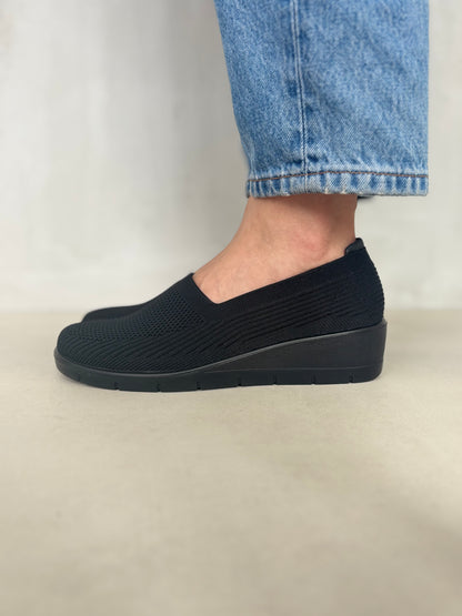 14081 – Zapatos Slip-On Negros Tejidos con Plataforma Ergonómica