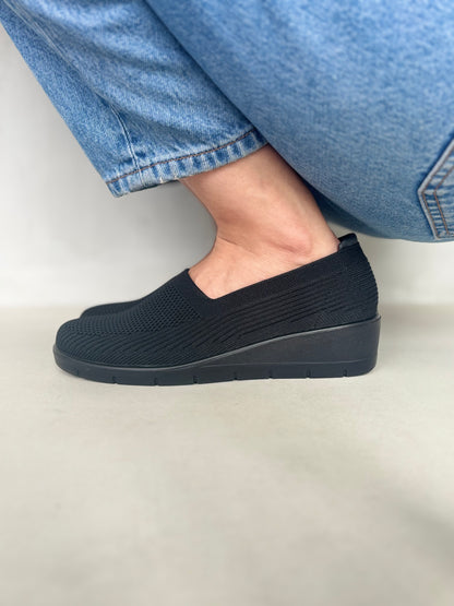 14081 – Zapatos Slip-On Negros Tejidos con Plataforma Ergonómica