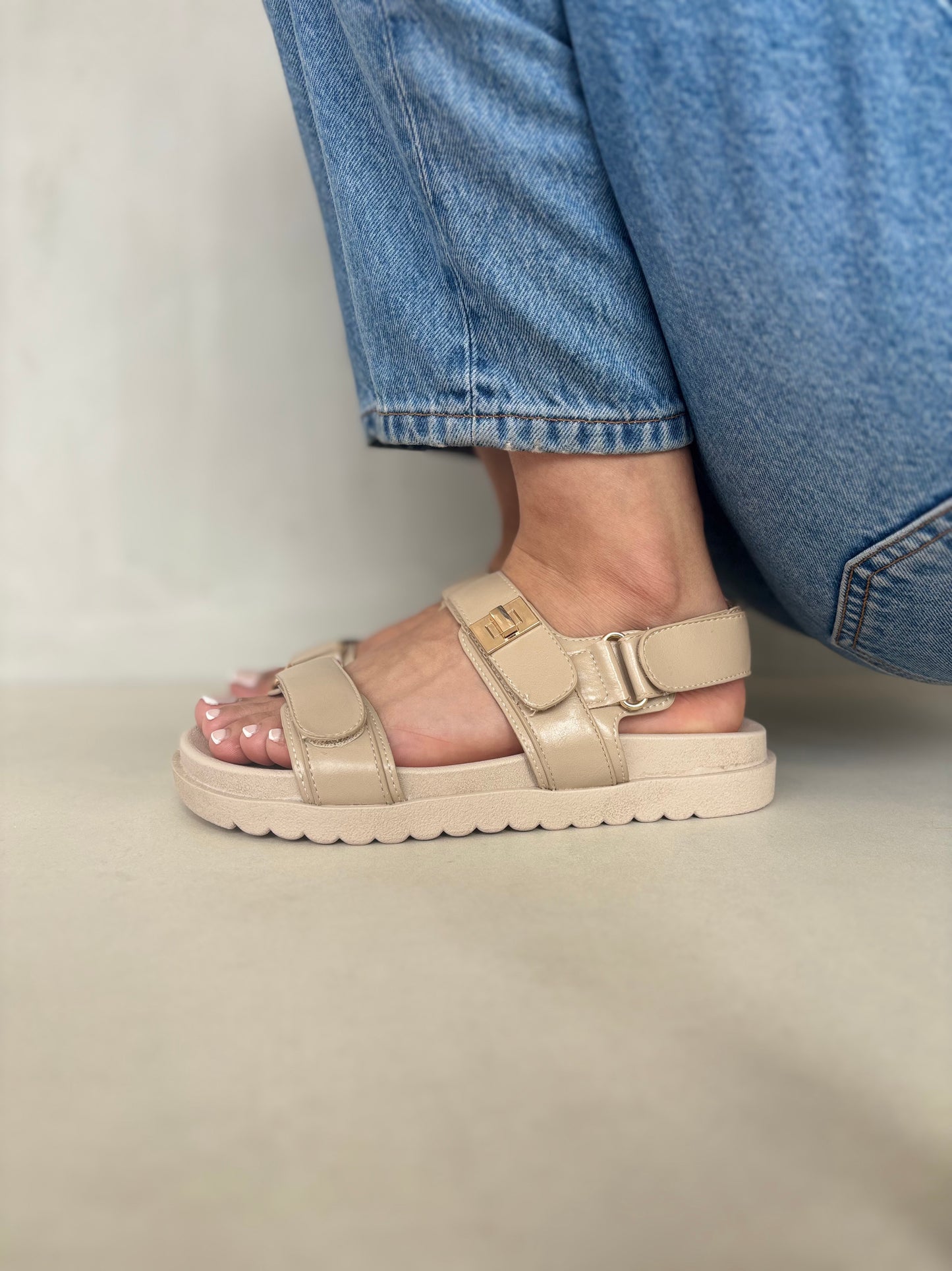 14416 – Sandalias Beige con Correas Ajustables