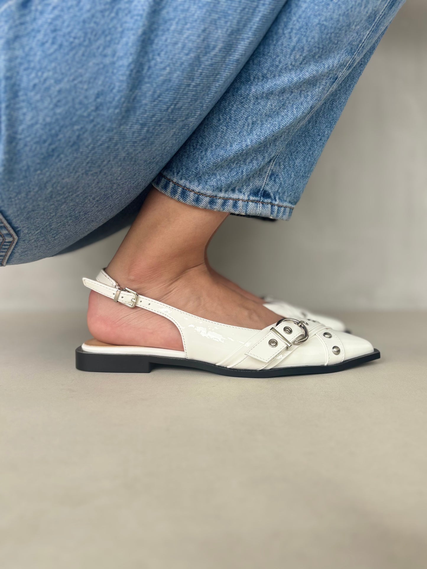 14097 - Zapatos Slingback en Charol Blanco con Hebillas