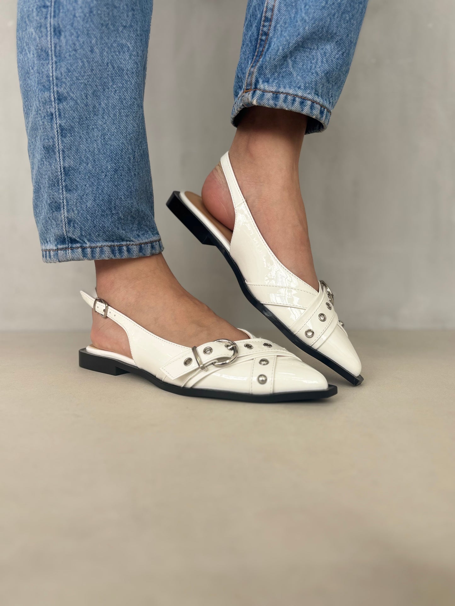 14097 - Zapatos Slingback en Charol Blanco con Hebillas