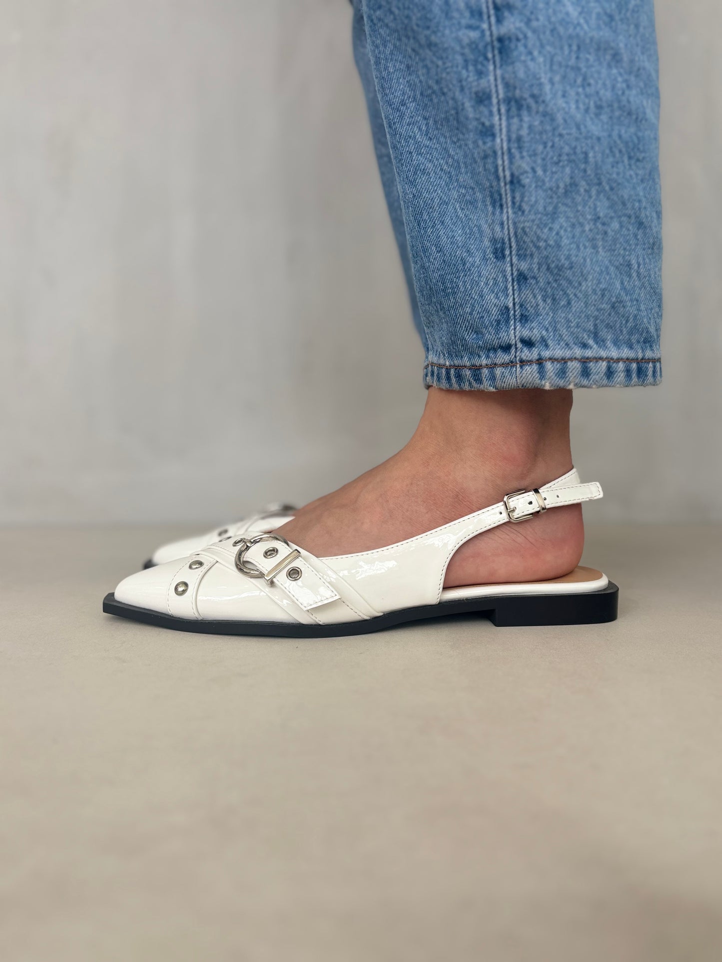 14097 - Zapatos Slingback en Charol Blanco con Hebillas