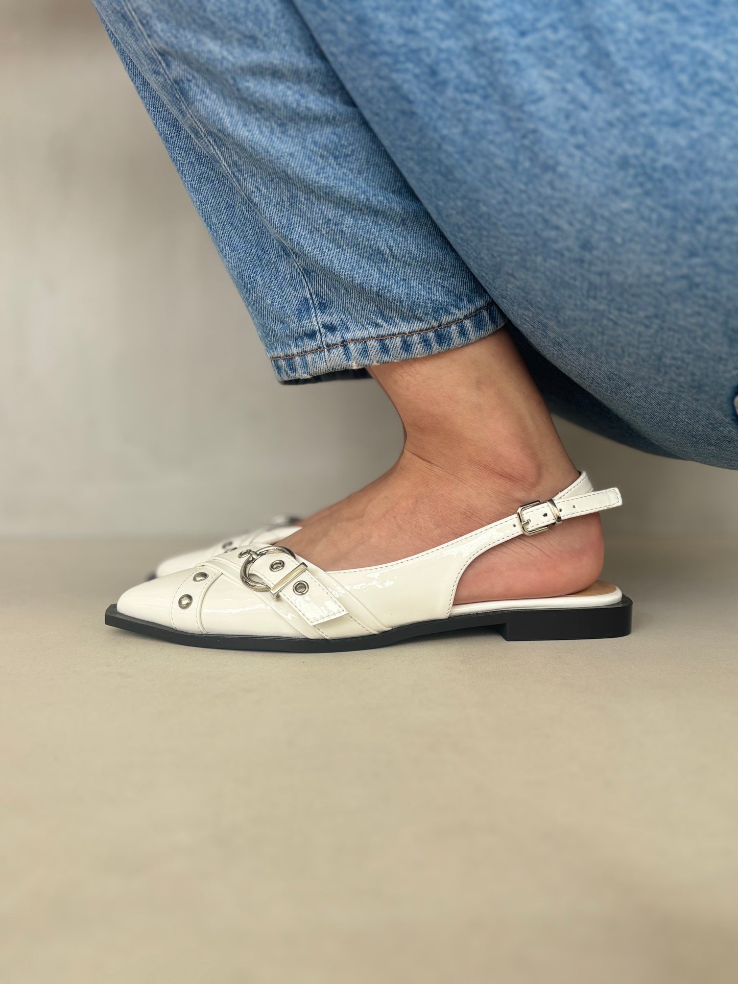 14097 - Zapatos Slingback en Charol Blanco con Hebillas