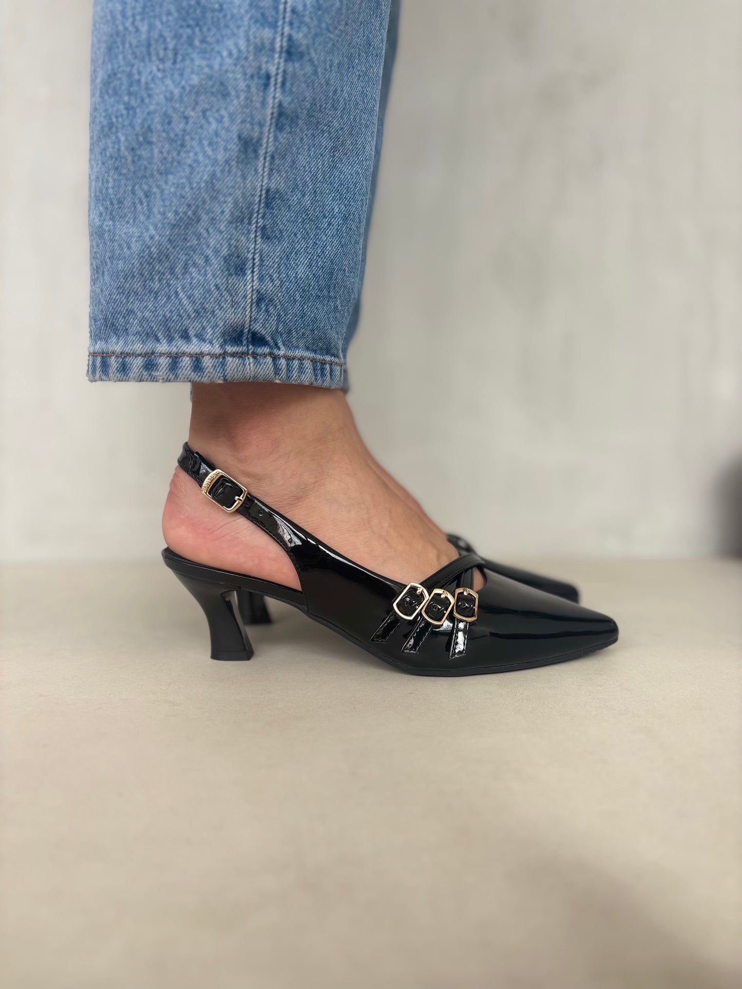 14058 - Tacones Slingback para Mujer en Charol Negro con Hebillas Dorado Rosé