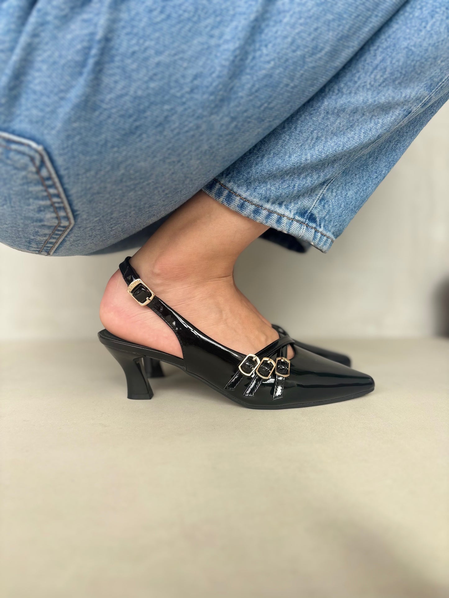 14058 - Tacones Slingback para Mujer en Charol Negro con Hebillas Dorado Rosé