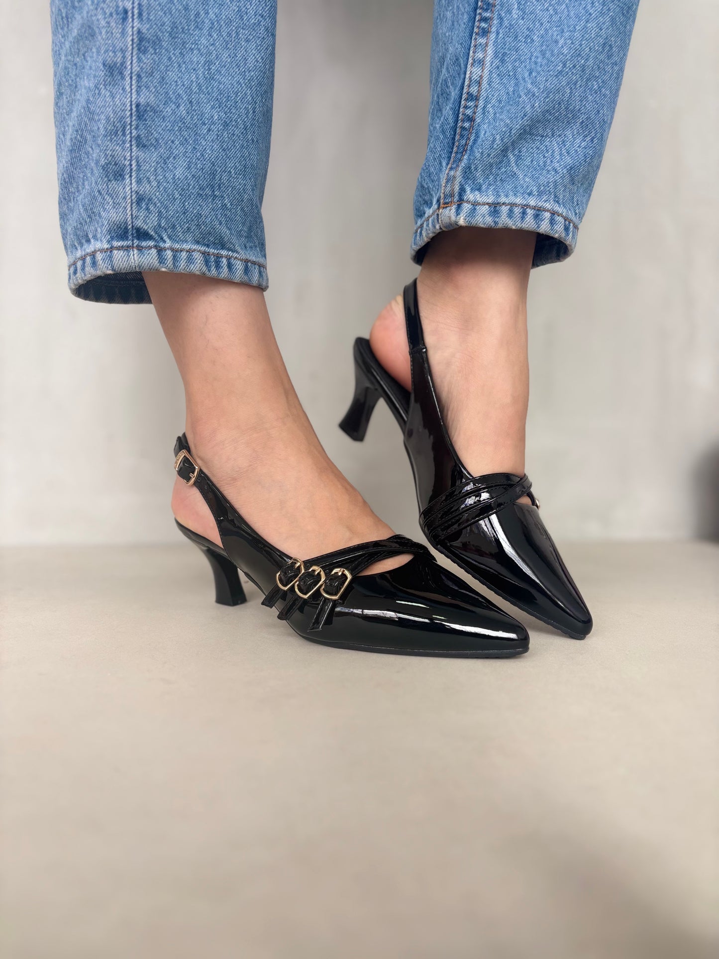 14058 - Tacones Slingback para Mujer en Charol Negro con Hebillas Dorado Rosé