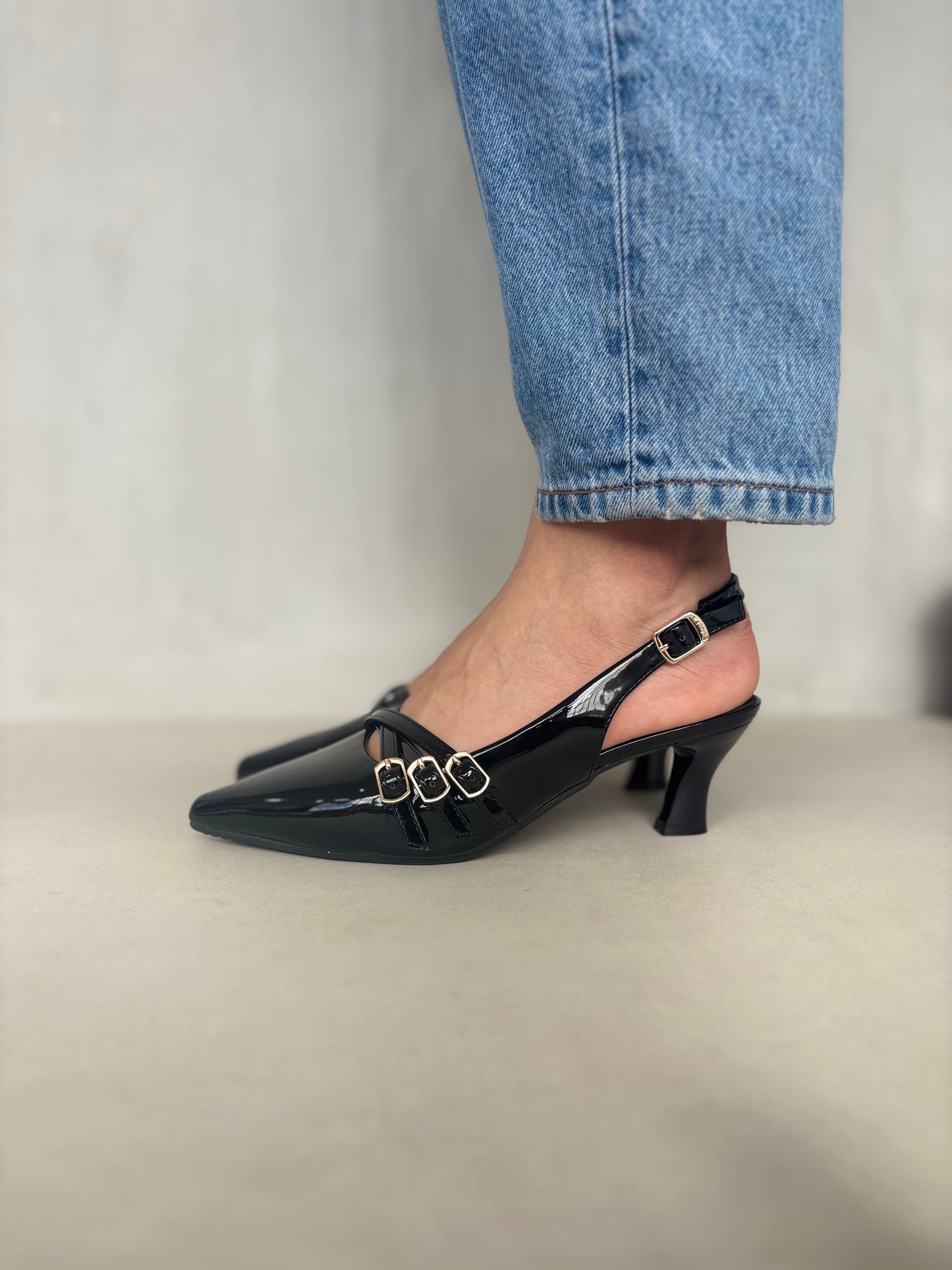 14058 - Tacones Slingback para Mujer en Charol Negro con Hebillas Dorado Rosé