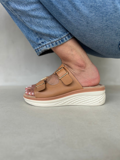 14366 – Sandalias con plataforma y hebillas doradas color camel para dama