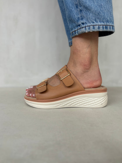 14366 – Sandalias con plataforma y hebillas doradas color camel para dama