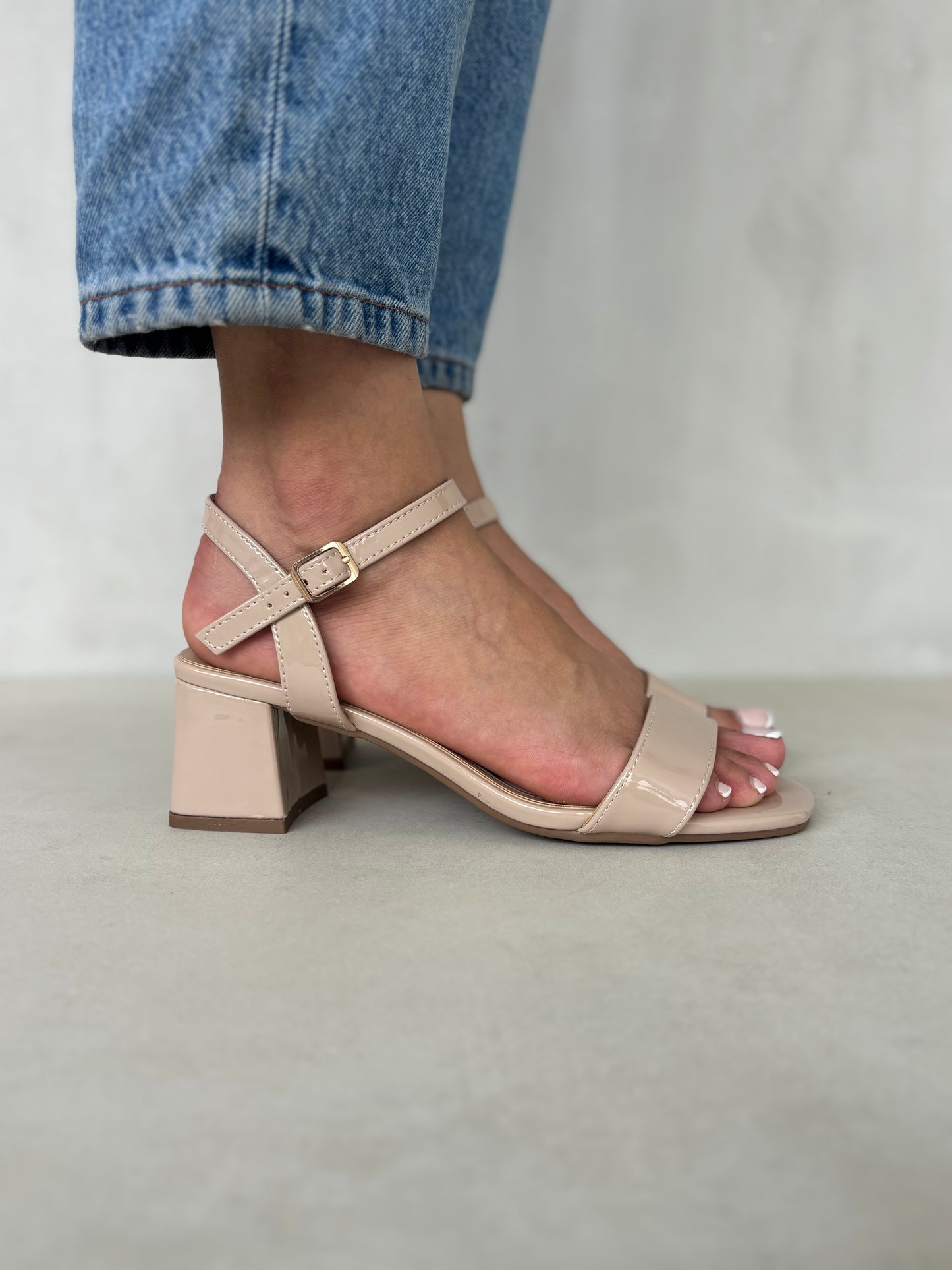14333 – Sandalias beige charol con tacón cuadrado para dama