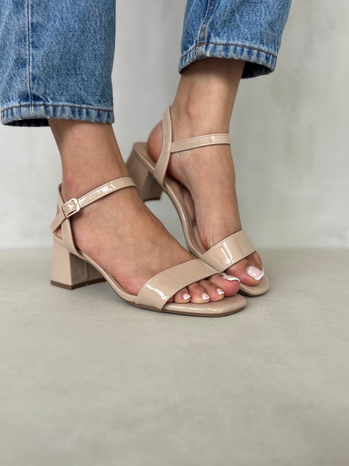 14333 – Sandalias beige charol con tacón cuadrado para dama