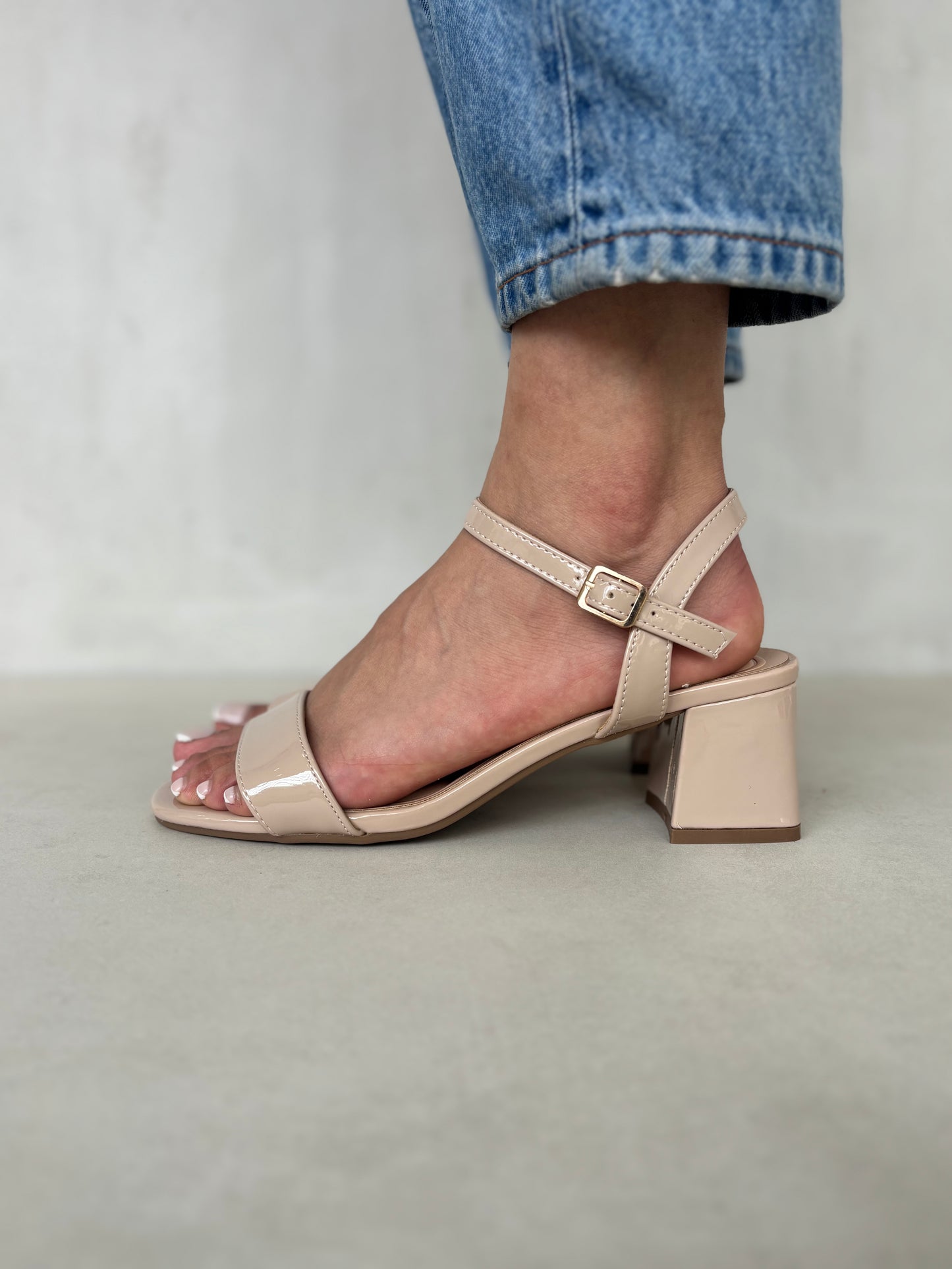 14333 – Sandalias beige charol con tacón cuadrado para dama