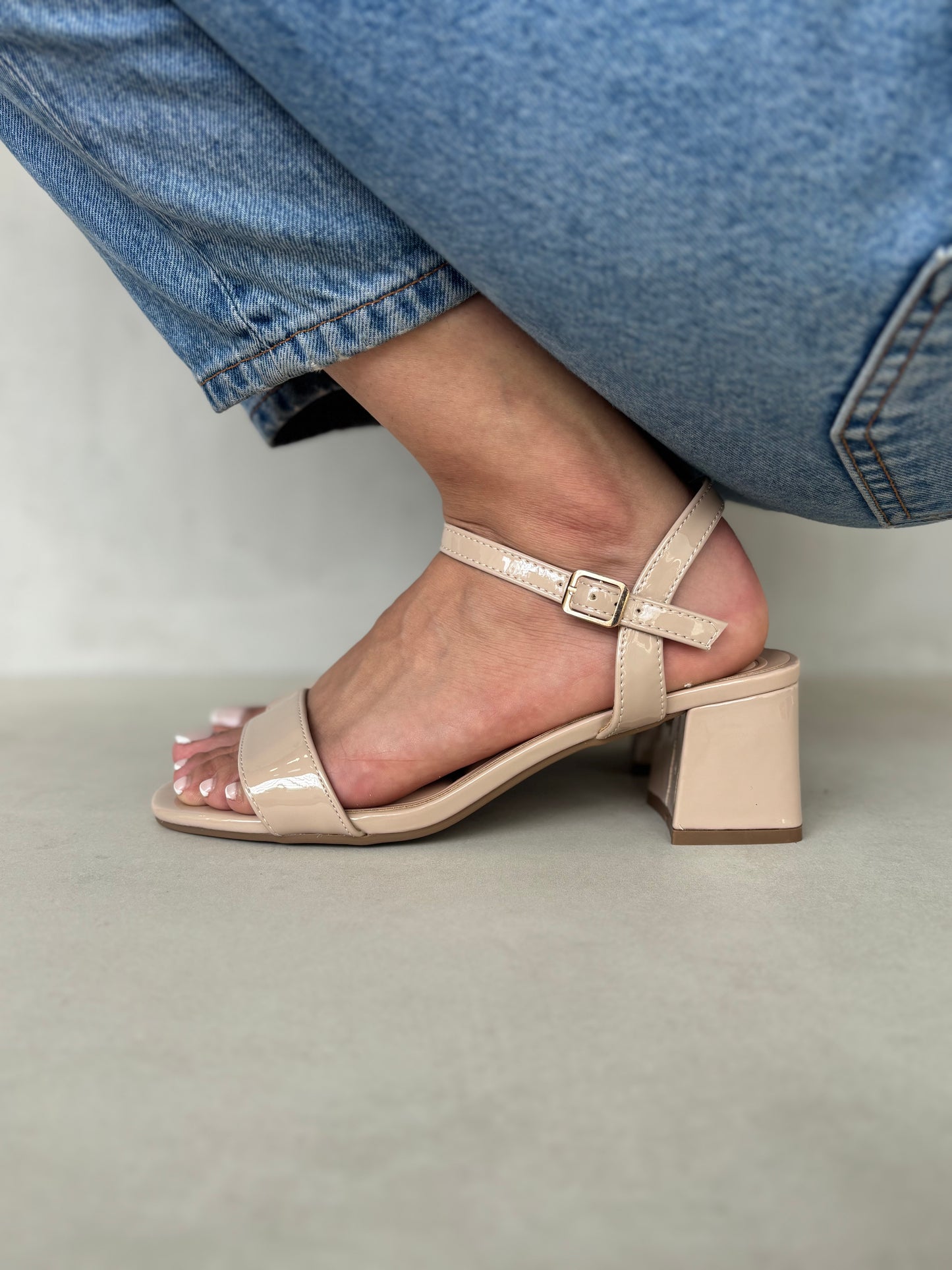 14333 – Sandalias beige charol con tacón cuadrado para dama