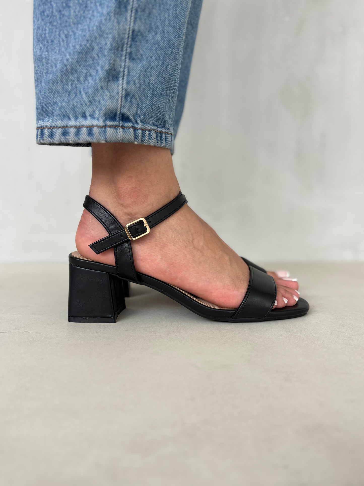 14334 – Sandalias negras con tacón cuadrado y pulsera ajustable para dama