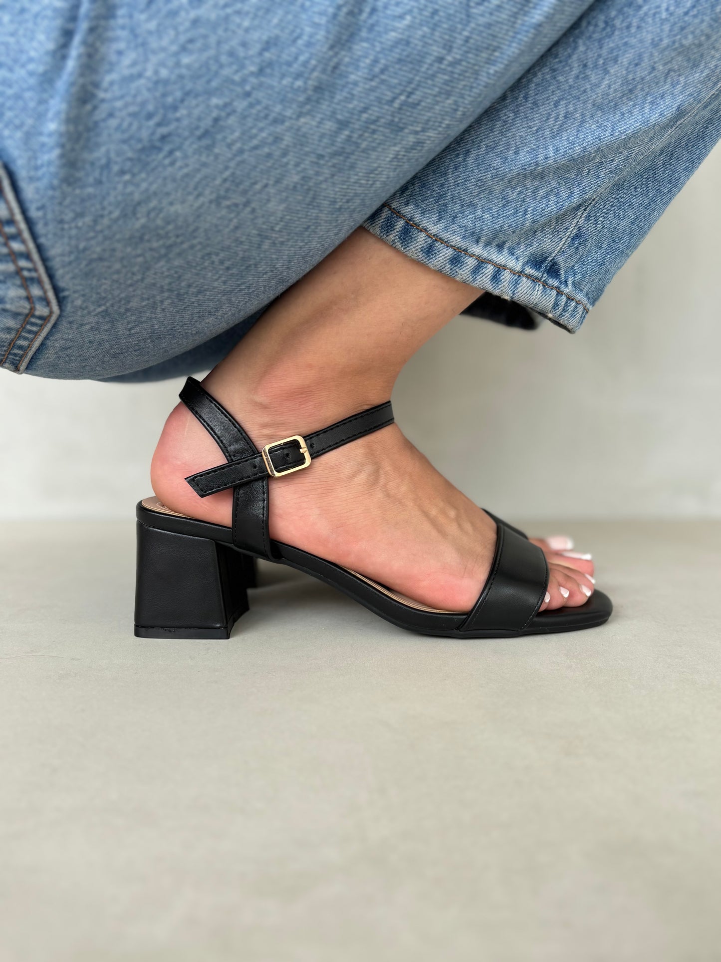 14334 – Sandalias negras con tacón cuadrado y pulsera ajustable para dama