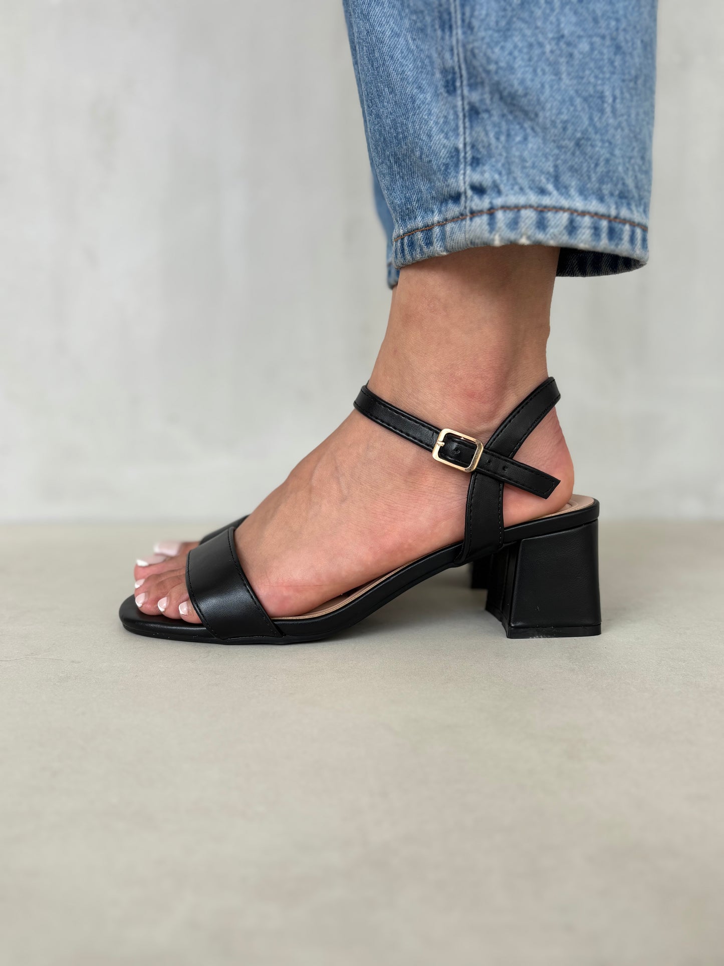 14334 – Sandalias negras con tacón cuadrado y pulsera ajustable para dama