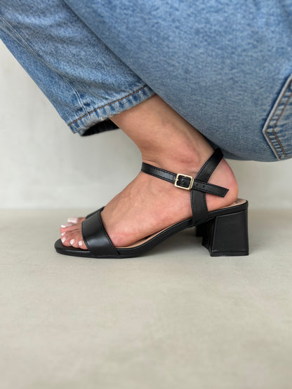 14334 – Sandalias negras con tacón cuadrado y pulsera ajustable para dama