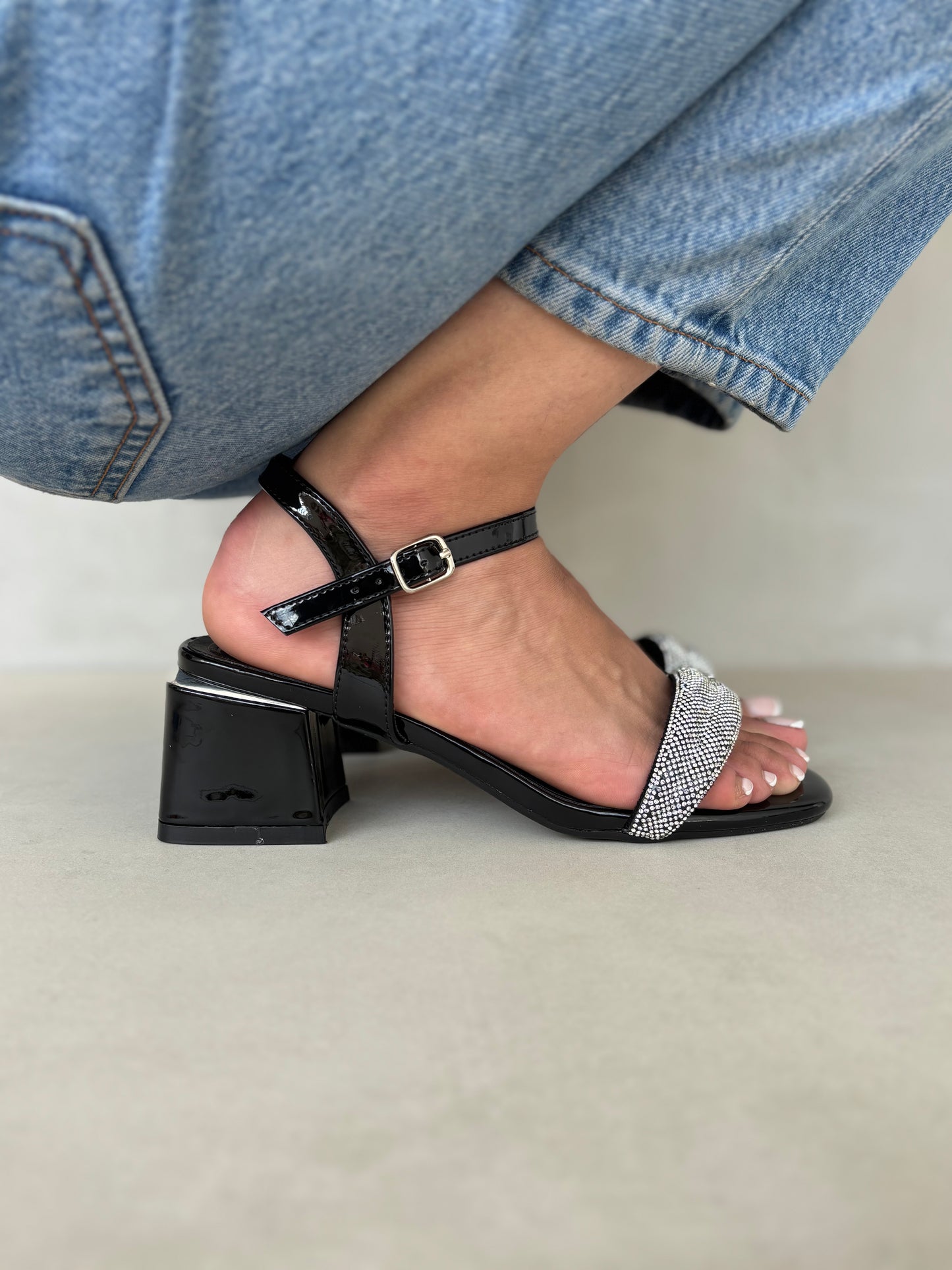 14337 – Sandalias negras con brillantes y tacón cuadrado para dama