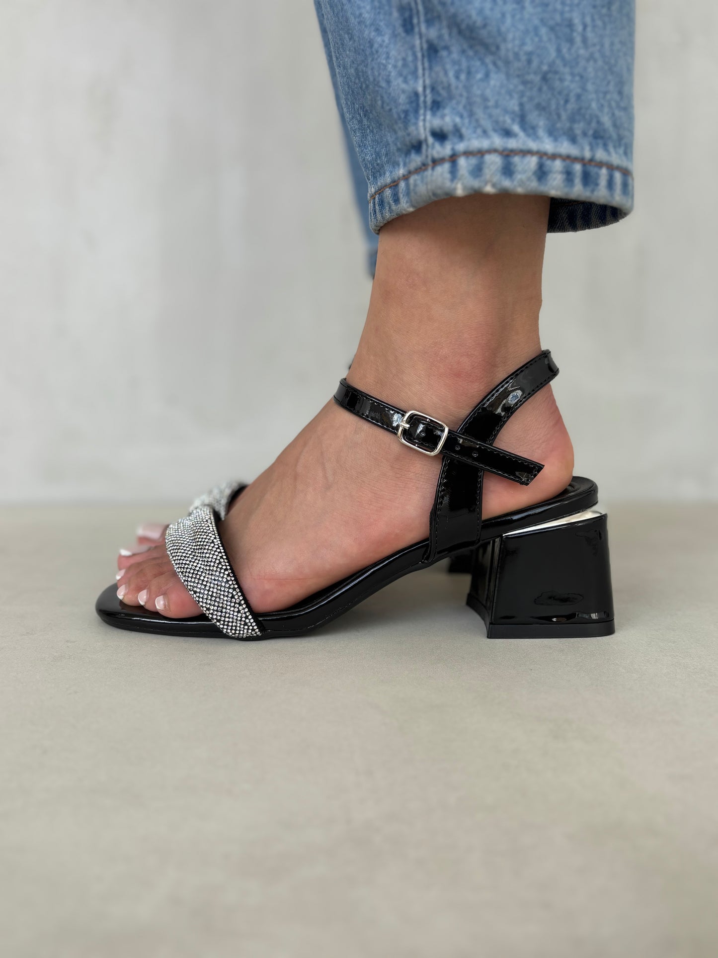 14337 – Sandalias negras con brillantes y tacón cuadrado para dama