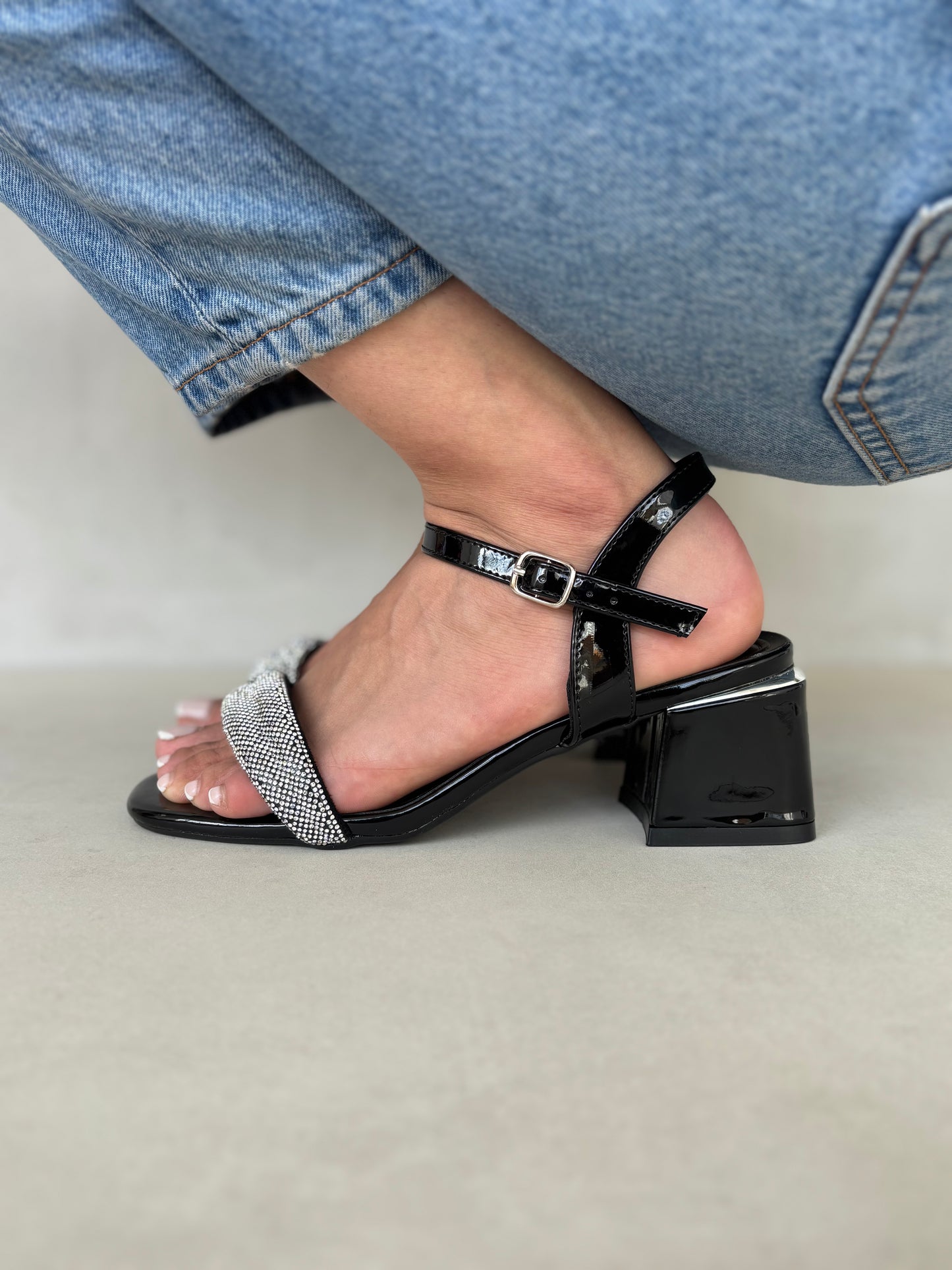 14337 – Sandalias negras con brillantes y tacón cuadrado para dama