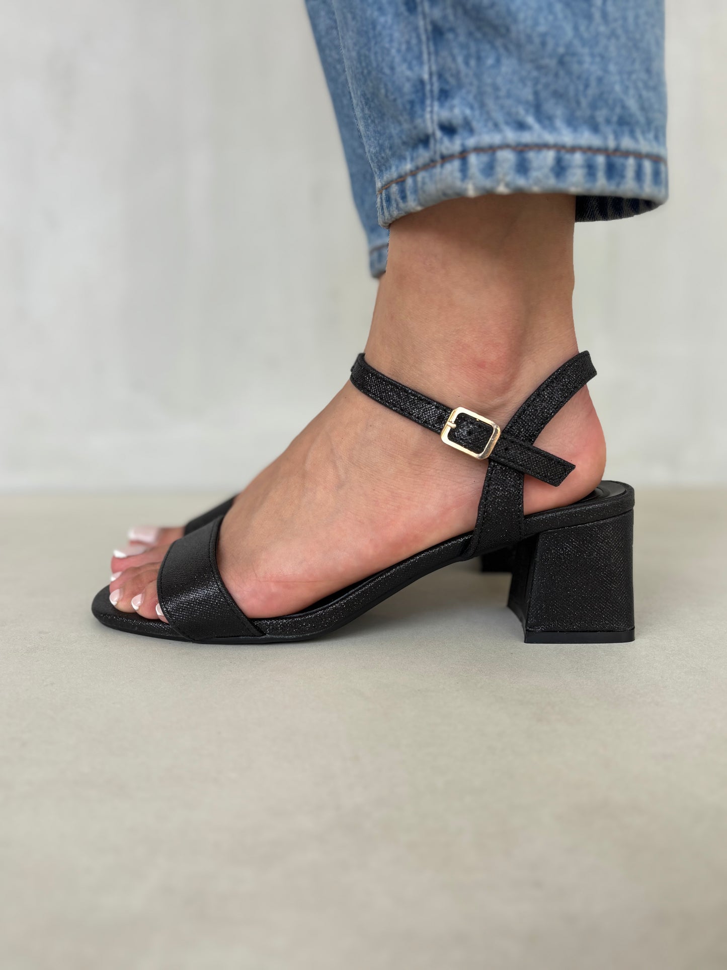 14335 – Sandalias negras con glitter y tacón cuadrado para dama
