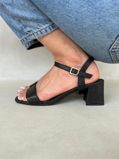 14335 – Sandalias negras con glitter y tacón cuadrado para dama