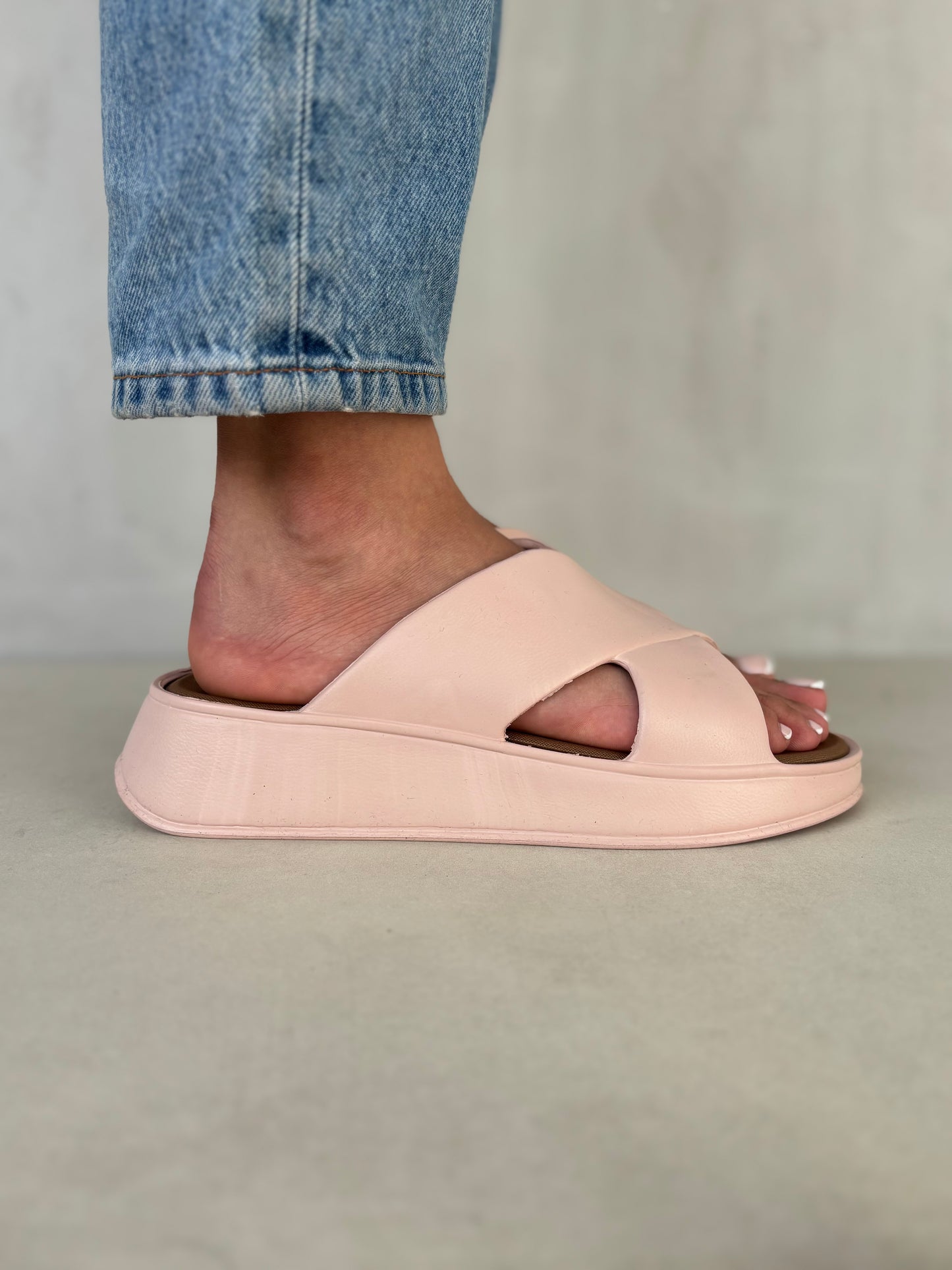 14377 – Sandalias Rosadas Tipo Slider para Dama